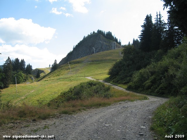 On aperoit le TK du Vors et son piton rocheux