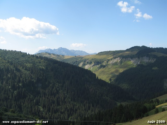 A droite, vue sur le Chard du Beurre et la Lgette