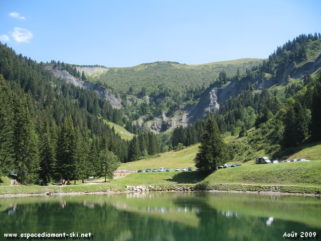 Au loin les barres rocheuses surplombant la piste des Cascades