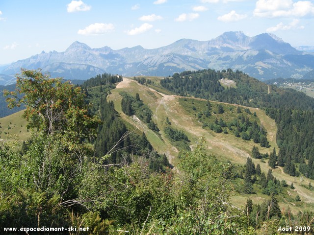Sur le clbre piton rocheux, vue sur le Mont Rond et le Mont Charvin