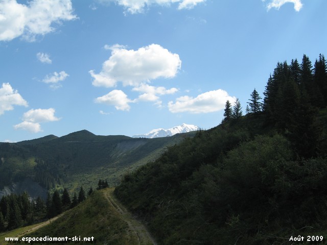 On aperoit enfin le Mont Blanc qui dpasse tout juste des Crtes
