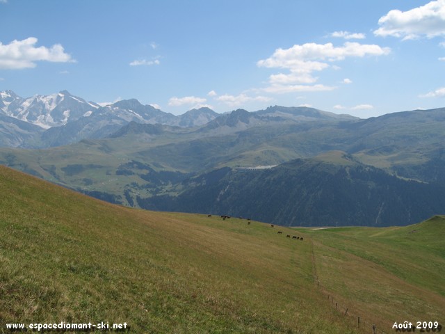 Le barrage de la Girotte et le massif du Beaufortain