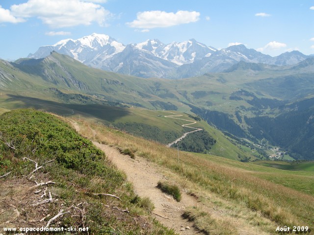 Vue sur les Aiguilles Croches, le Col du Joly, le Mont Blanc et Belleville au fond  droite