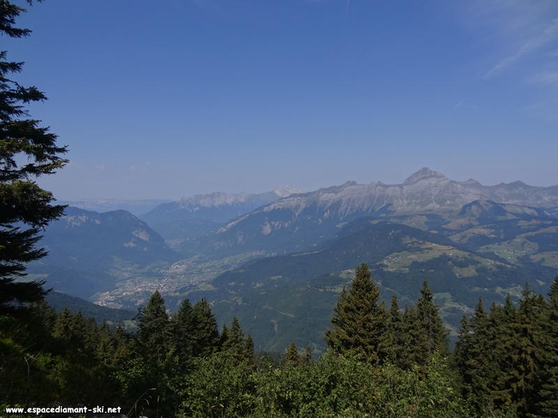 Quelques troues nous permettent d'admirer les Aravis  droite