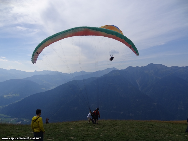 Envol d'un parapente depuis le sommet