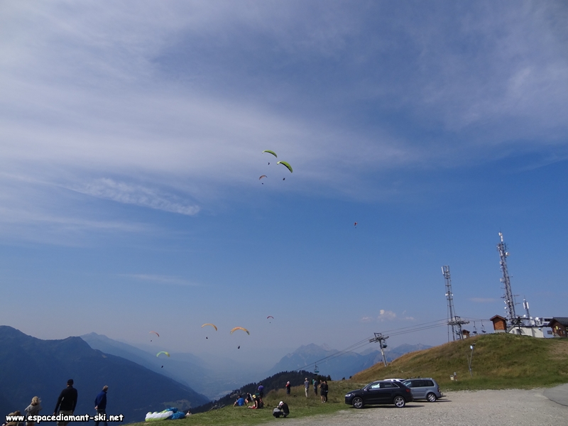 On distingue pas moins de 9 parapentes au-dessus de Bisanne