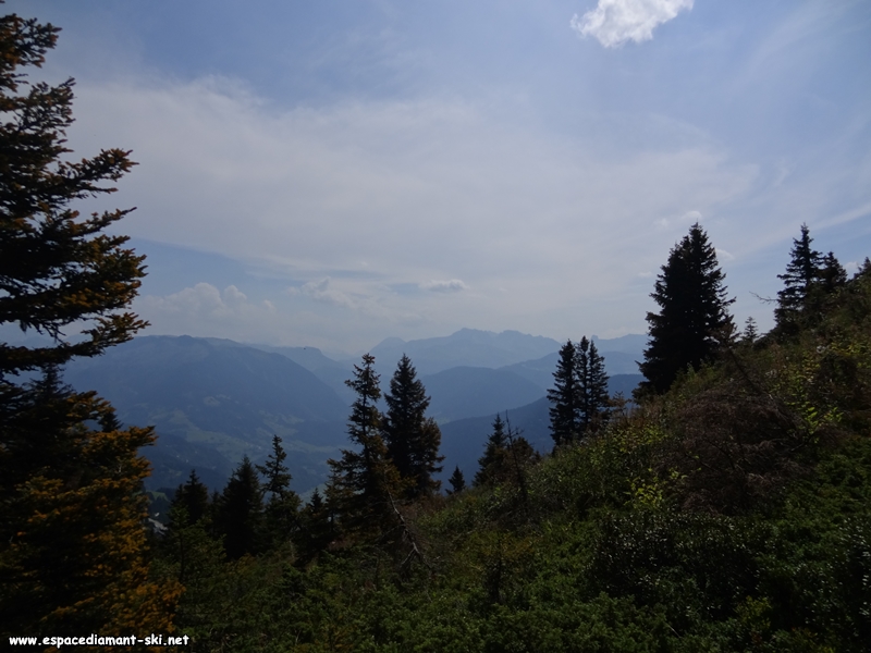 Les montagnes du Beaufortain, au loin