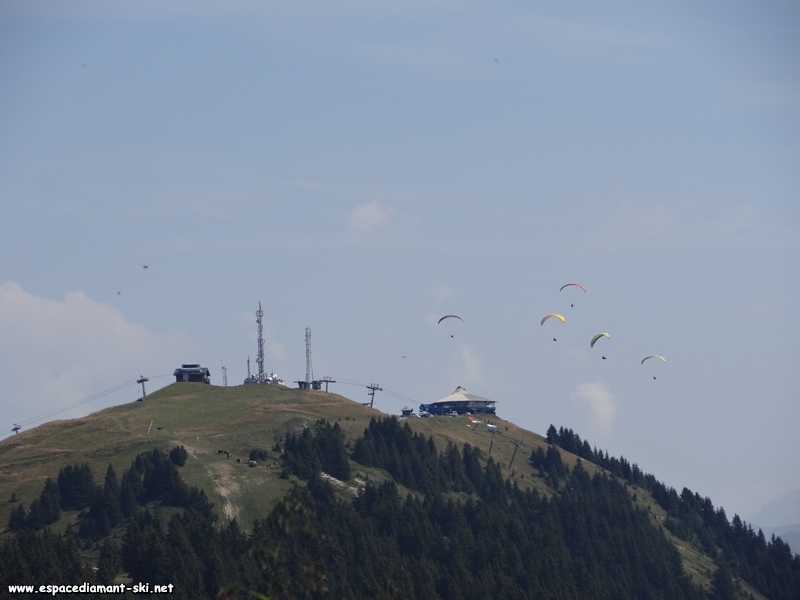 Le sommet de Bisanne et les parapentes qui y dcollent, en zoom