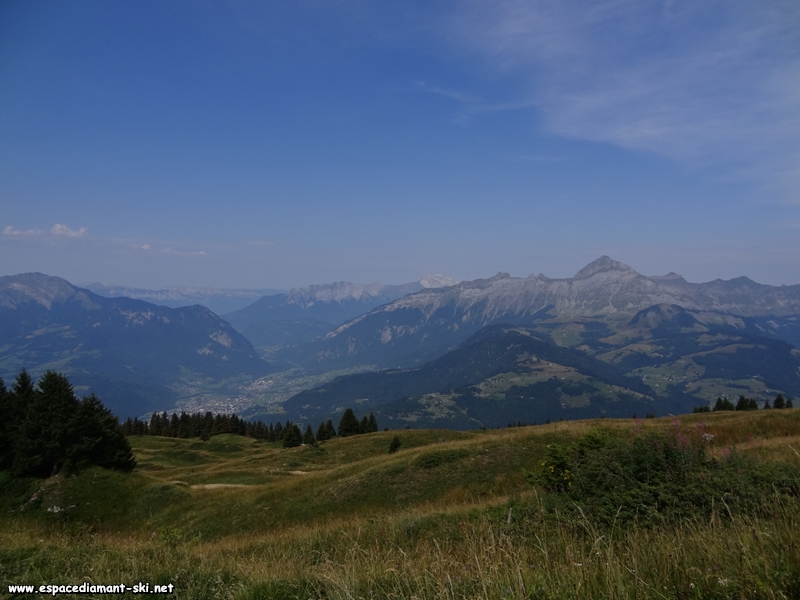 Ugine, encadre par les massifs des Bauges ( gauche) et des Aravis ( droite)