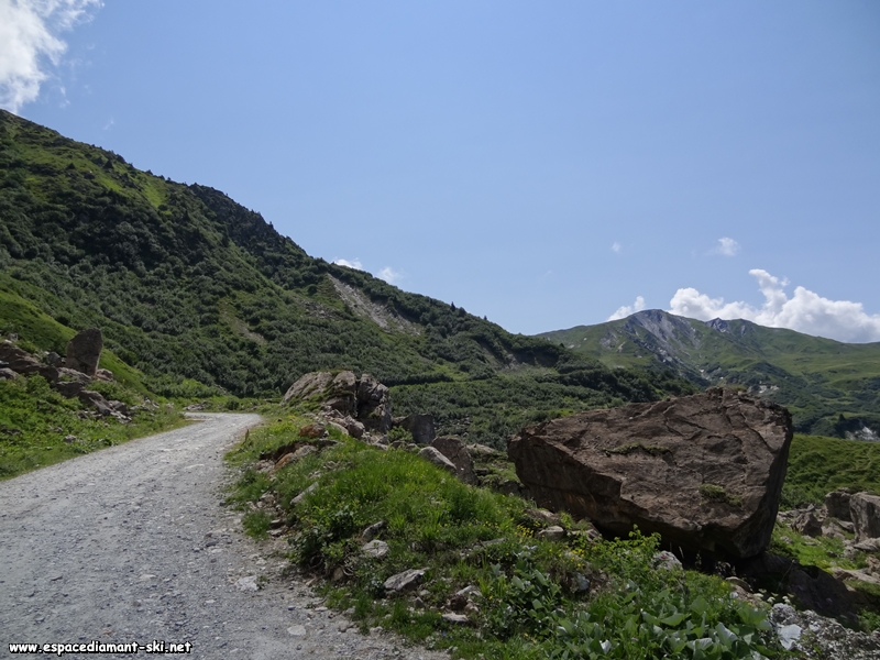 Le chemin se poursuit  flanc de montagne direction le Cormet d'Arches