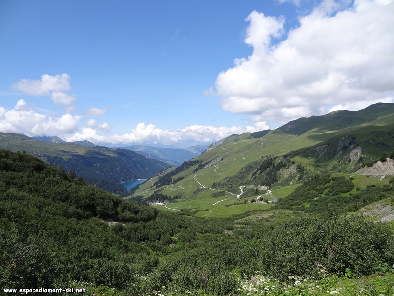 Tout au loin, le Mont Bisanne et la station des Saisies