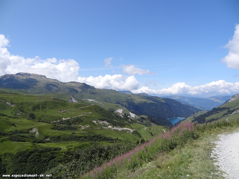 A gauche, le Grand Mont