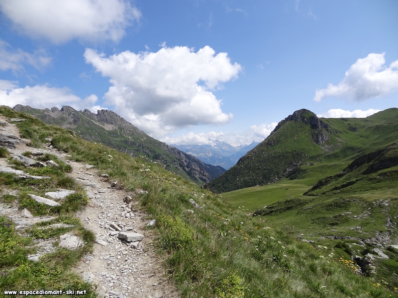 Vue sur la Pointe de la Portette terminant la Crte de la Grande Pari,  gauche