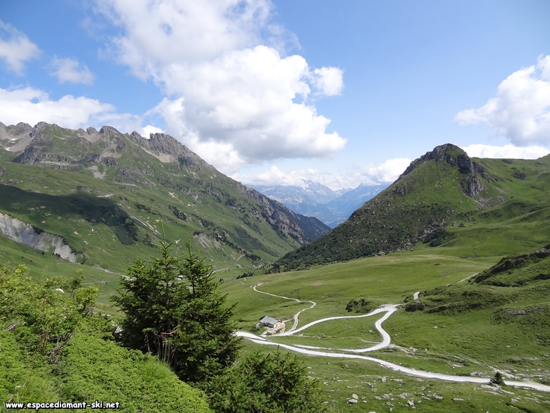Vue plongeante sur le refuge de la Coire