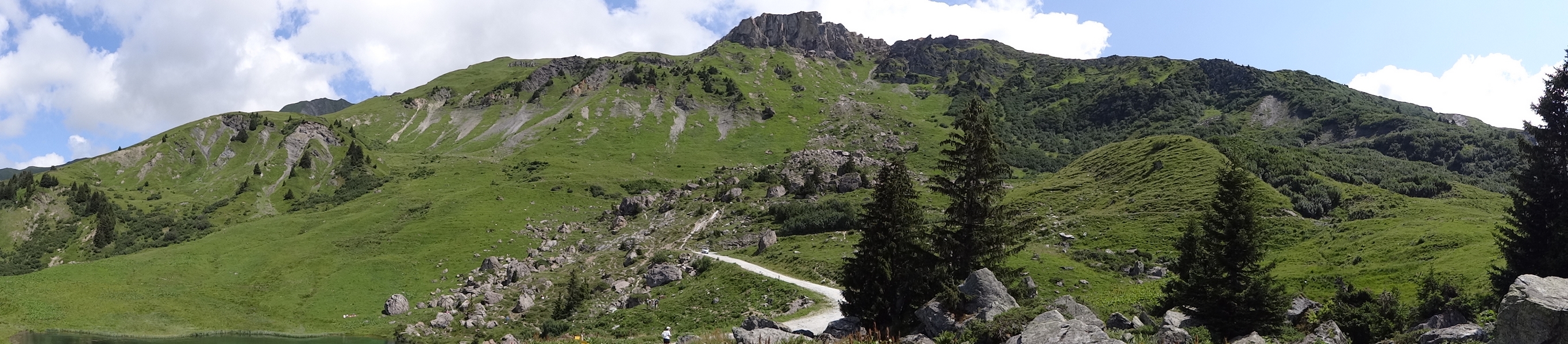 Vue au dessus du lac des Fes