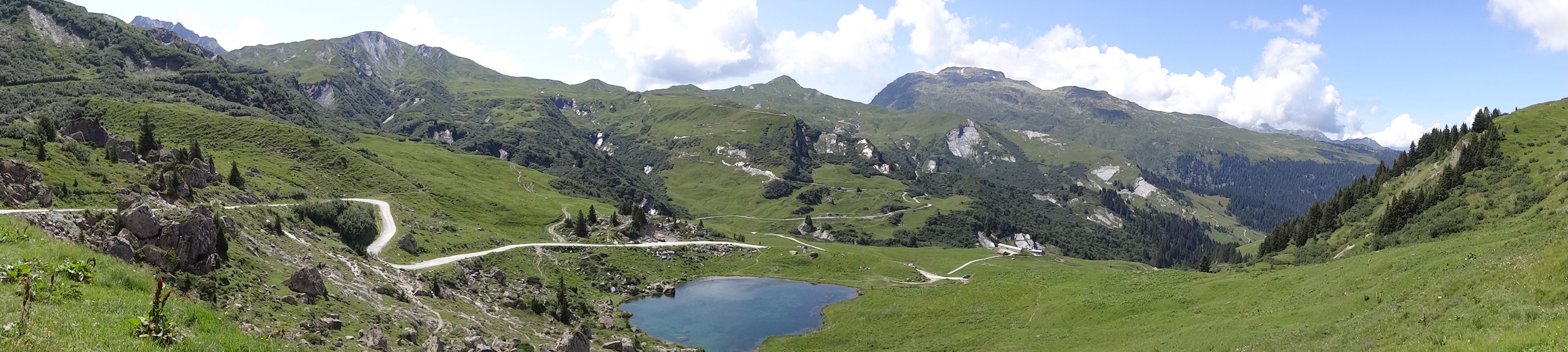 Le lac des Fes avec, de gauche  droite : le Crt du Boeuf, la Pointe du Riondet et le Grand Mont