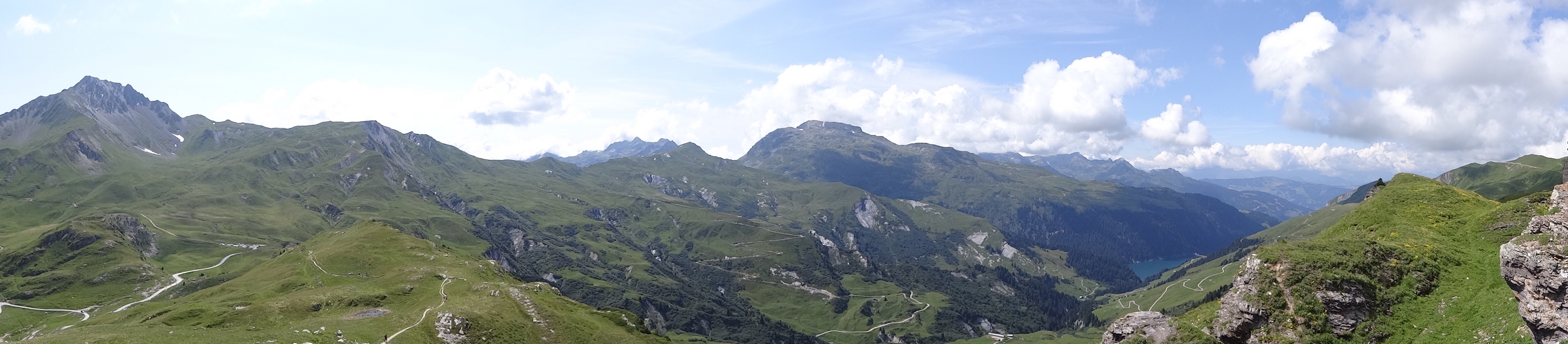 Toujours depuis la Croix du Berger, de gauche  droite : le Crt du Rey, le Crt du Boeuf, le Col de Charvetan, la Pointe du Riondet et le Grand Mont