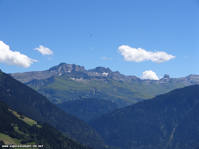 La Petite et la Grande Berge dominant le lac de Roselend cach derrire la montagne