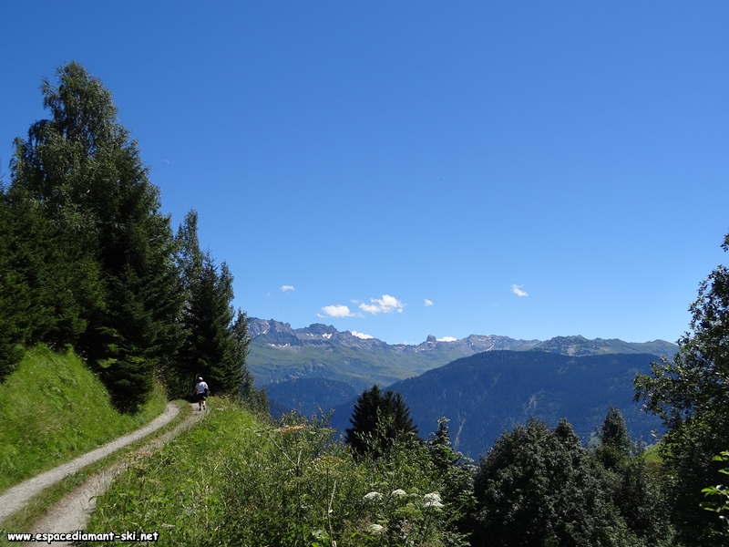 Le chemin se poursuit en balcon