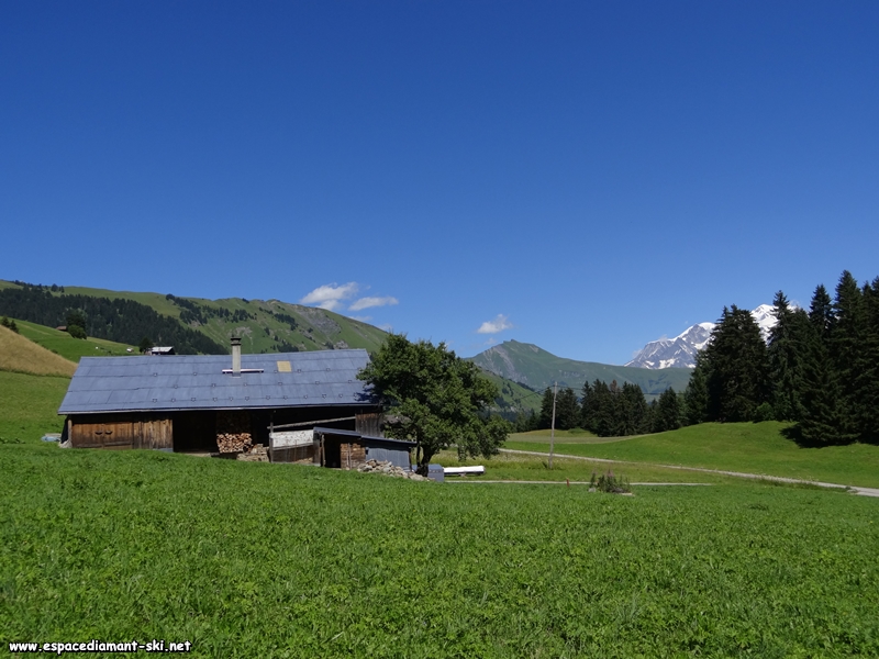 Remonter  gauche au hameau de La Pora