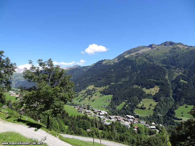 La Montagne d'Outray dominant le village hautelucien