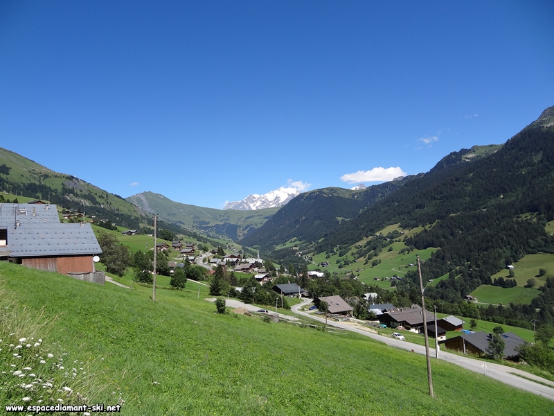 Le village et sa valle depuis la route dpartementale 218b