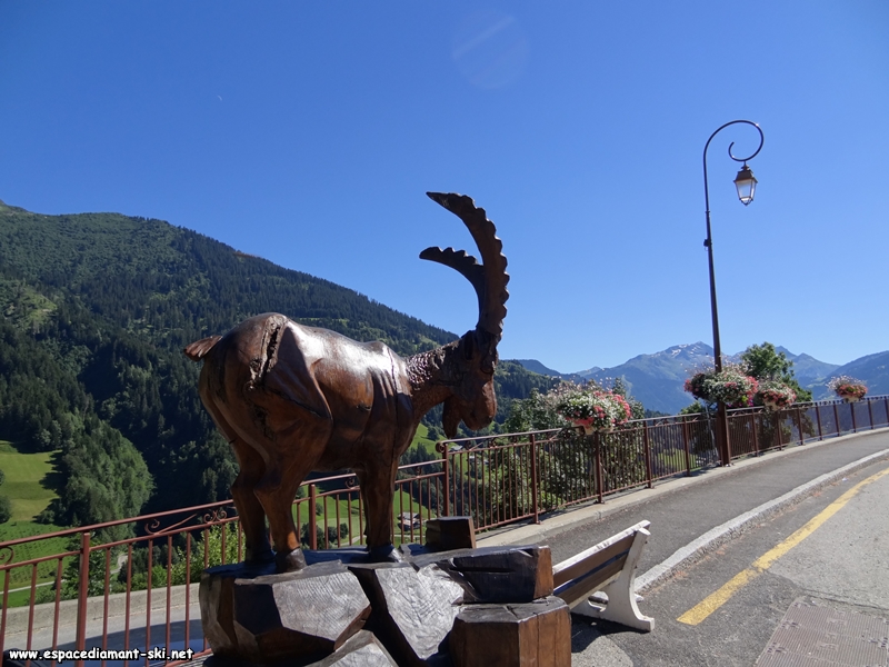 ...avec la Montagne d'Outray et le Grand Mont en toile de fond