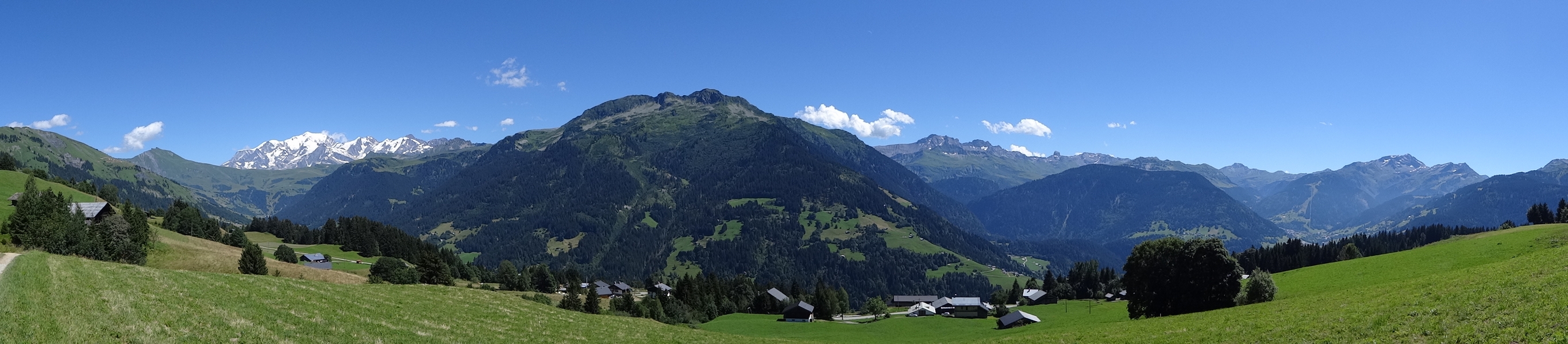 De gauche  droite : le Mont Clocher, les Aiguilles Croches, le Col du Joly, la Chane du Mont Blanc, la Montagne d'Outray, l'Aiguille du Grand Fond, la Pierra Menta, Arches et le Grand Mont