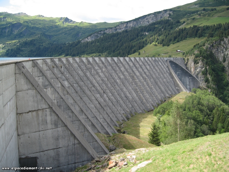 Le barrage de Roselend, d'une �paisseur de 22 m�tres � sa base et 3 m�tres � son sommet