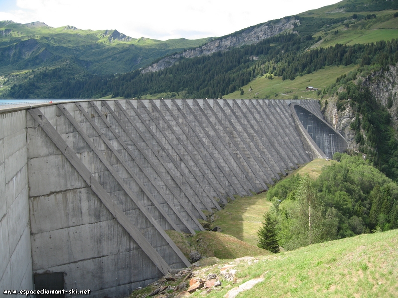 Le barrage de Roselend, d'une paisseur de 22 mtres  sa base et 3 mtres  son sommet