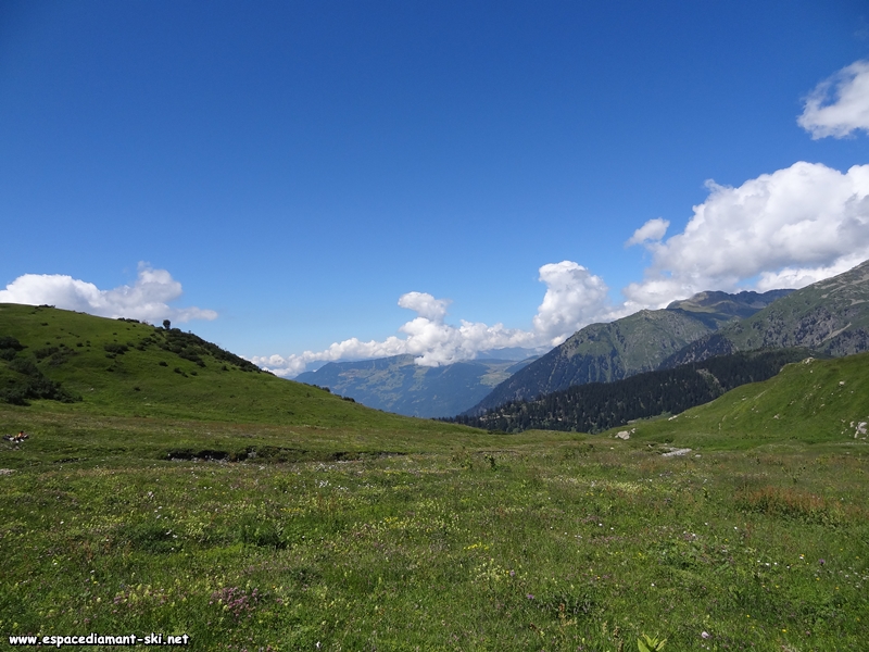 Sur notre droite au loin, le Mont Bisanne et la station des Saisies