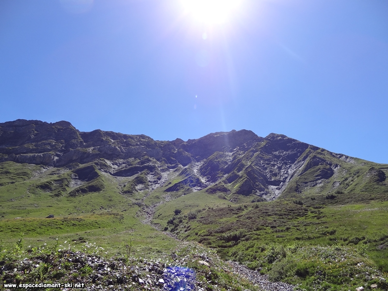 A gauche, falaises, soleil et ciel bleu
