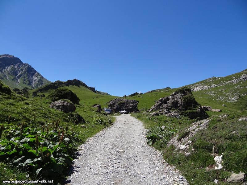 On emprunte une route carrossable