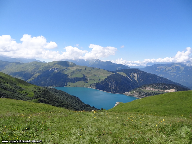 Vue plongeante sur le lac et le barrage de Roselend depuis le promontoire de la Petite Berge