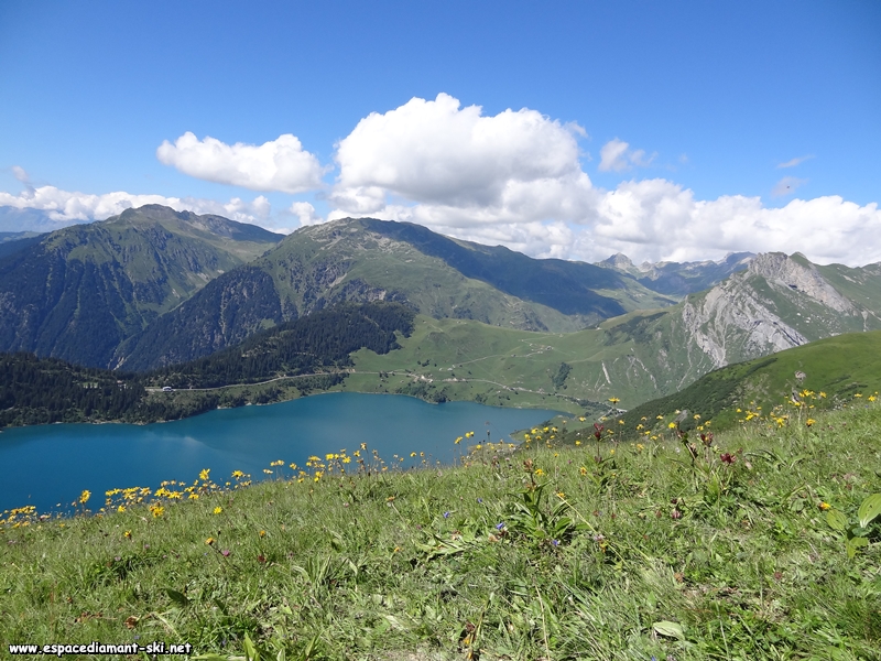 Perchs  2056 mtres d'altitude, nous dominons le lac de Roselend...