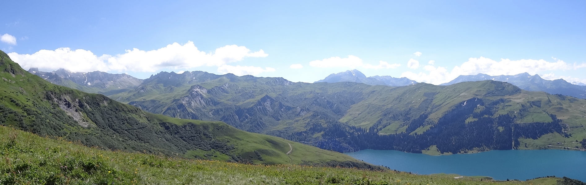 Le lac de Roselend et le massif du Beaufortain depuis la Grande Berge