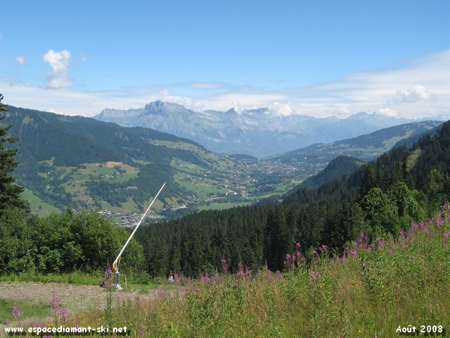 A gauche, vue sur l'immense fort des Evettes, Megve et l'Aiguille de Varan