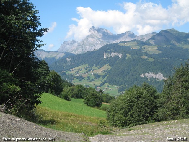 A droite, vue sur le Mont Charvin