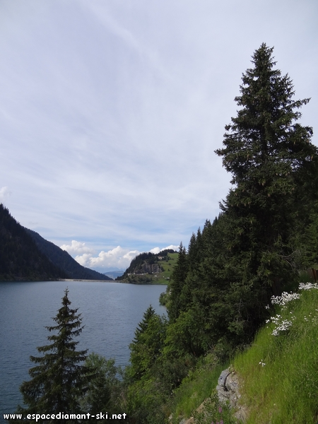 A droite, le lac et le barrage de Saint Gurin au loin