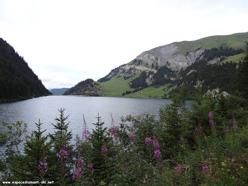 Le lac et le barrage au loin