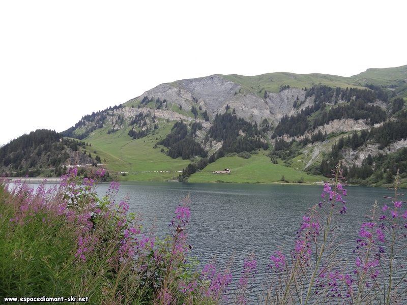 Face  nous, en bordure du lac, le point de dpart de notre itinraire