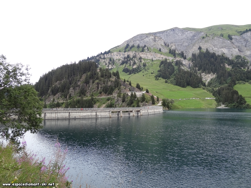 Le barrage et ses trois dversoirs