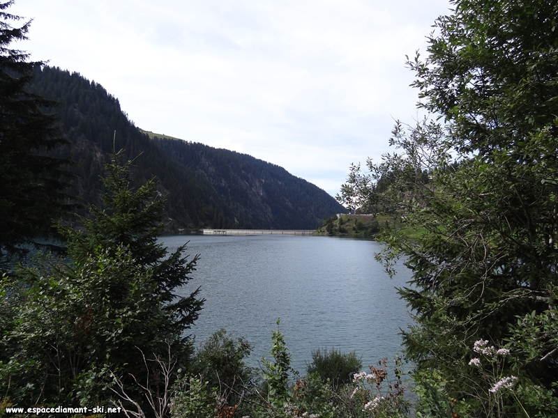 Vue sur le barrage depuis la rive est du lac