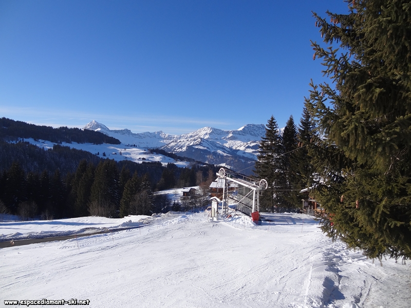 La gare avec la Chane des Aravis et le Mont Charvin en arrire plan