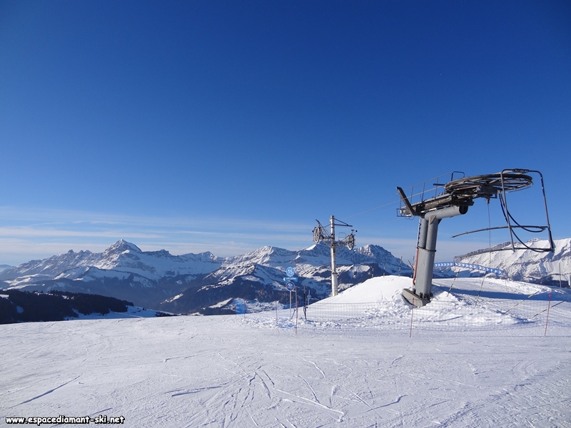 Avec les Aravis et le Mont Charvin en toile de fond