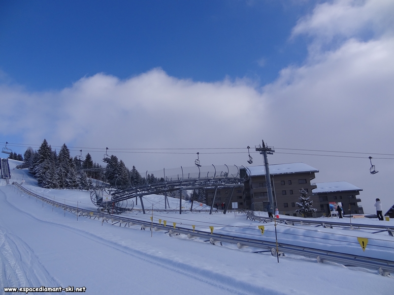 Le Mountain Twister et les Chalets des Cmes en arrire plan