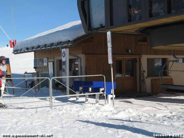 La cabane et les portillons d'embarquement
