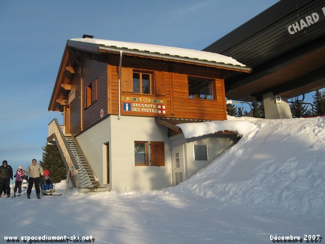 La cabane avec le poste de secours et les toilettes publiques