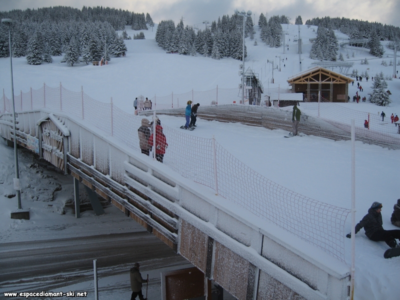Traverse de la route ; le TS longe le pont skieur, largi en 2007