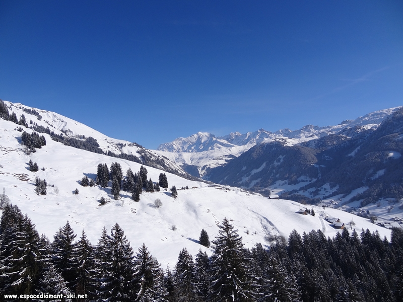 A droite : vue sur la Valle d'Hauteluce, le Col du Joly et le Mont Blanc